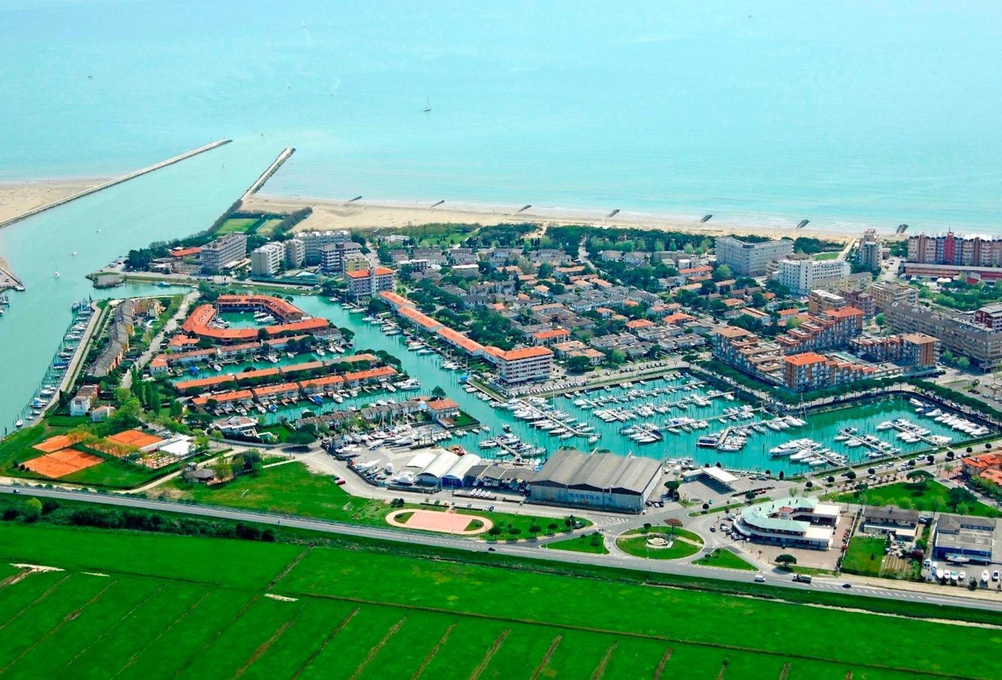 Bright Apartment With Pool Porto Santa Margherita di Caorle Exterior photo